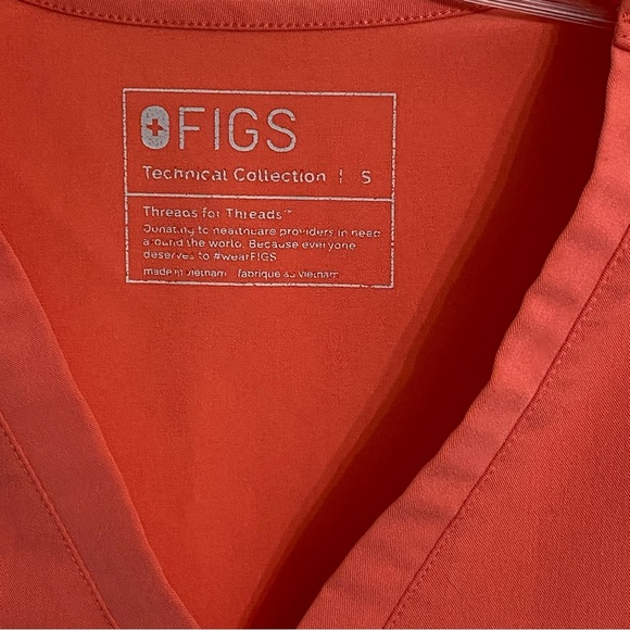 Figs Technical Collection Womans Hot Coral Scrubs Top Pockets Small - Picture 3 of 7